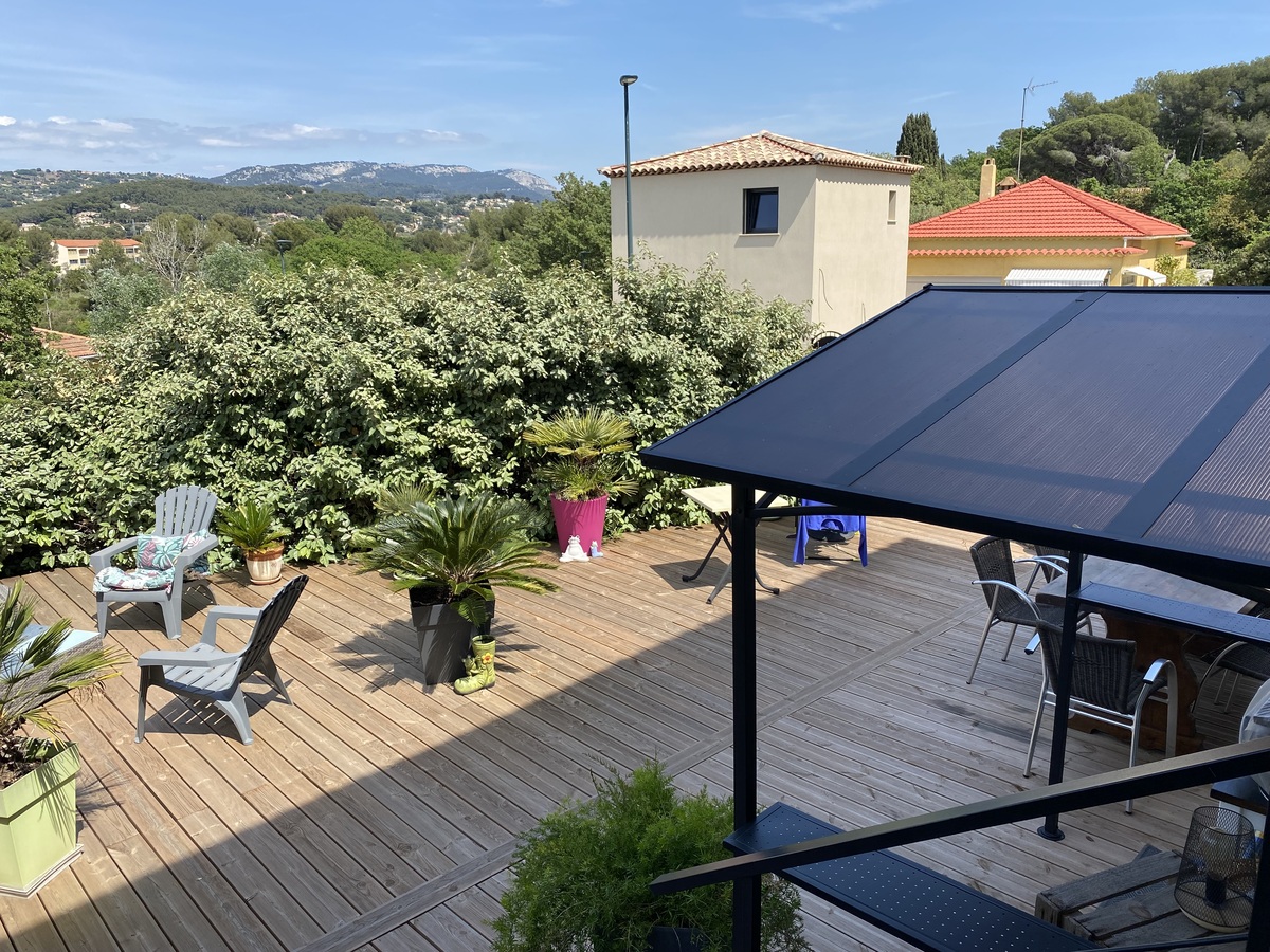 Appartement -   SIX FOURS LES PLAGES 